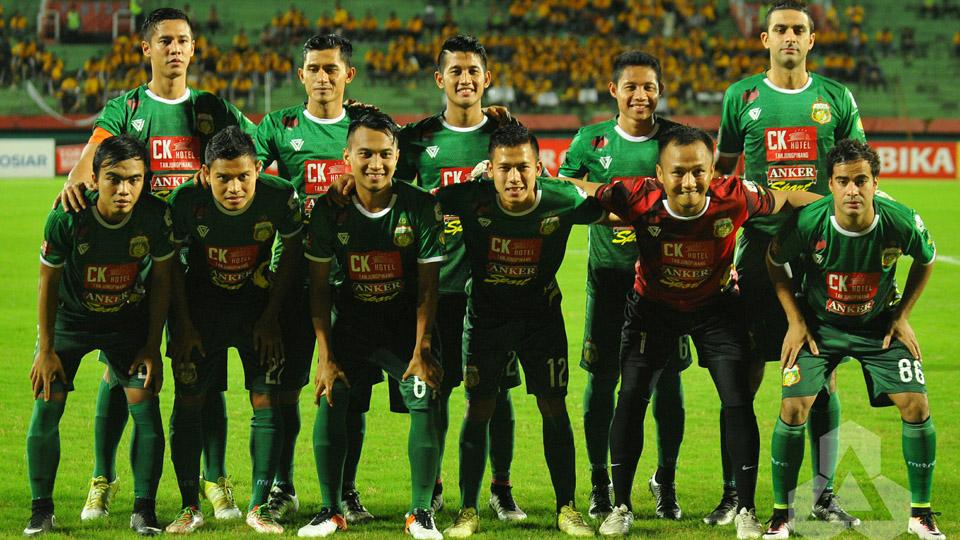 Skuat Bhayangkara Surabaya United akan mendapat dukungan 3.000 personel polisi di Stadion Mattoangin, Makassar. - INDOSPORT